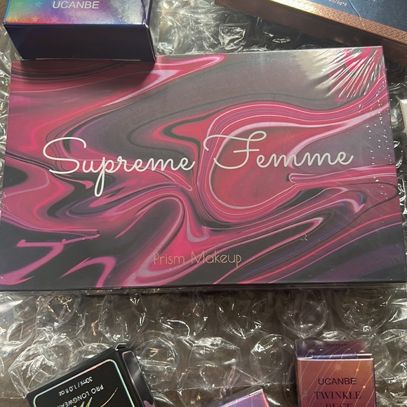 - Magical makeup mystery box New - Picture 5 of 7